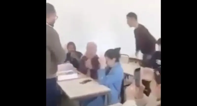 تونس : أستاذ يكرم طالبة بعد ارتدائها الحجاب